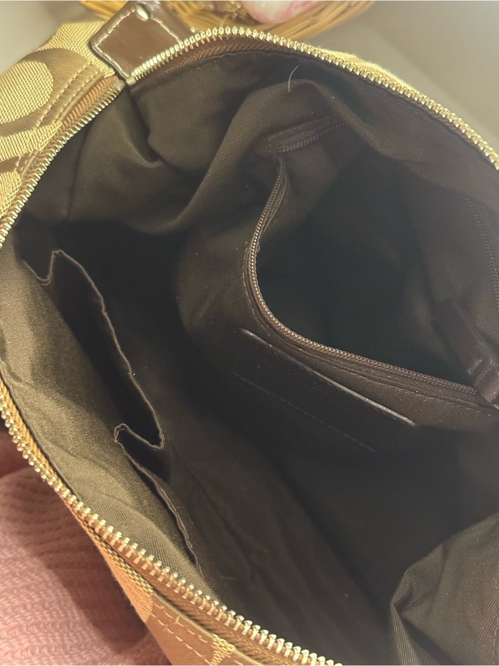 Vintage Authentic COACH Women's Signature Canvas Shoulder Bag in Khaki/Brown - Picture 8 of 8